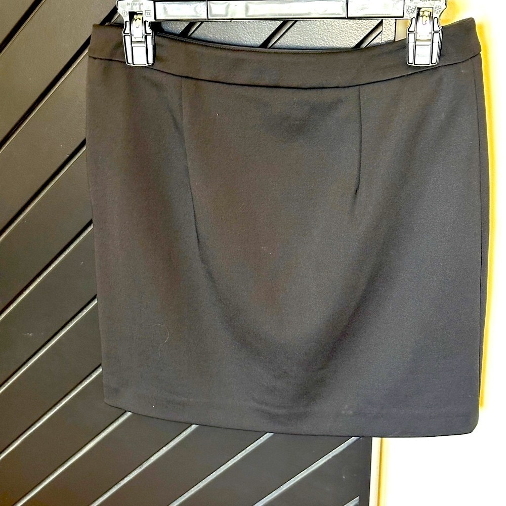 Susan Monaco faux leather skirt. Size 4. - Picture 3 of 3